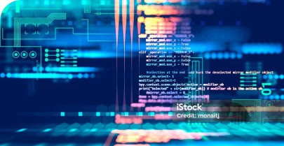 Nahaufnahme von digitalen Codes und Datenströmen auf einem Bildschirm, symbolisiert IT-Sicherheit un.